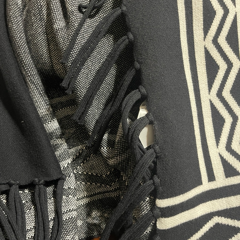 Cute size 3 black fringed sweater with bold and striking design - Picture 5 of 7